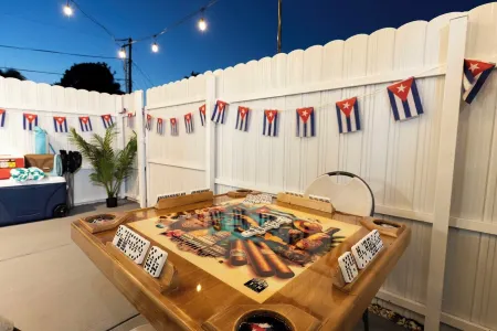 Havana Nights Honeymoon: King Bed, Sofabed, Patio & Wi-Fi – Book Your Escape!