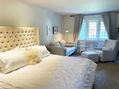 EXECUTIVE KINGSWAY HOME WITH BACKYARD OASIS + POOL Hotels in Etobicoke