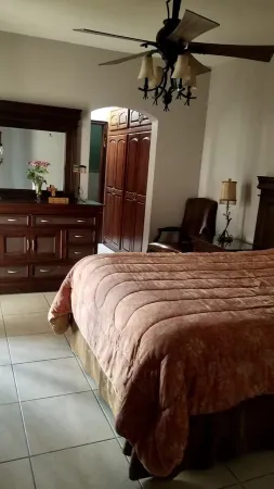 Luxury private home gated community 10min from airport