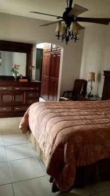 Luxury private home gated community 10min from airport