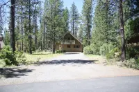 Chalet Squatch - Cozy-Luxe Cabin Near Village & SHARC!