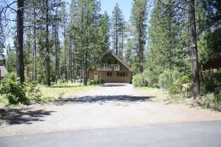 Chalet Squatch - Cozy-Luxe Cabin Near Village & SHARC!