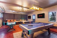 Private estate w/ hot tub, sauna, game room, theater, pickleball & epic views