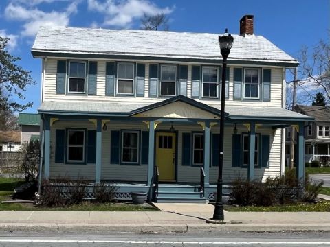 Charming 2-bedroom apartment above a country store in the heart of Gardiner!