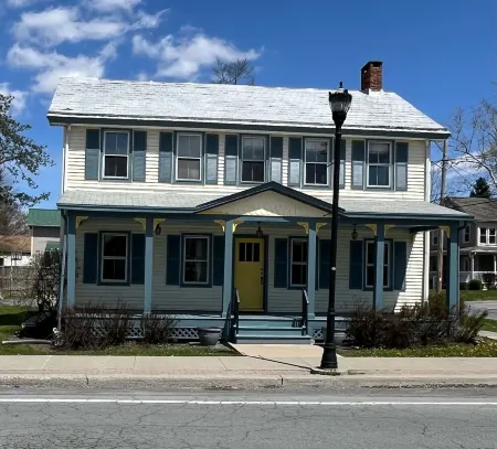 Charming 2-bedroom apartment above a country store in the heart of Gardiner!