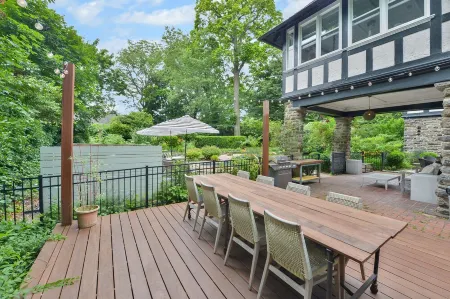 Tudor Mansion With Outdoor Oasis and Swimming Pool Отели рядом с достопримечательностью «Моррис Арборетум & Гарденс оф Юниверсити оф Пенсильвания»