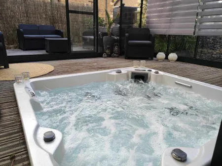 Les 3 Terrasses Maison aux Portes du Morvan Avec SPA au Pied de la Vieille Ville Отели в г. Аваллон