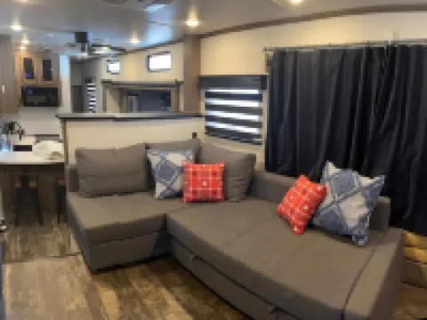 Cozy 2-bedroom RV with WiFi, A/C, full kitchen. Just walking distance from lake ナイスのホテル