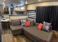 Cozy 2-bedroom RV with WiFi, A/C, full kitchen. Just walking distance from lake Hotel a Nice