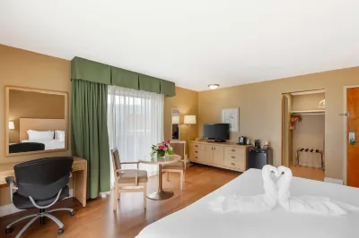 Quality Hotel Fallsview Cascade Hotels near Skylon Tower