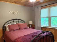 Quiet Mountain-Top Cabin, Gorgeous Views of Great Smoky Mountains with Hot Tub