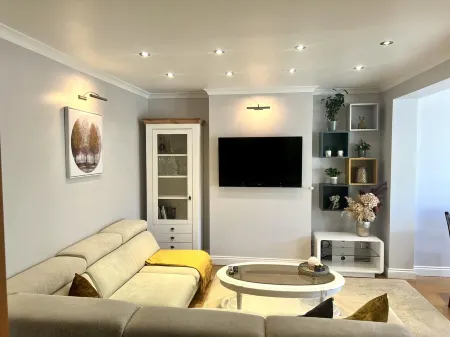 Gorgeous Private Apartment with Jacuzzi bath Отели рядом с достопримечательностью «Crystal Palace Museum»