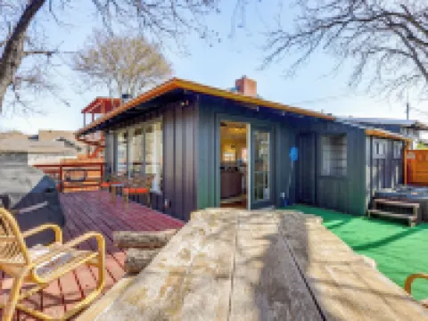 Creekside Cottage w/ Deck & Hot Tub in Belton Hotels in Belton