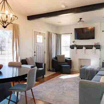 Charming 3-bedroom cottage with WiFi and AC in delightful downtown Guthrie Others