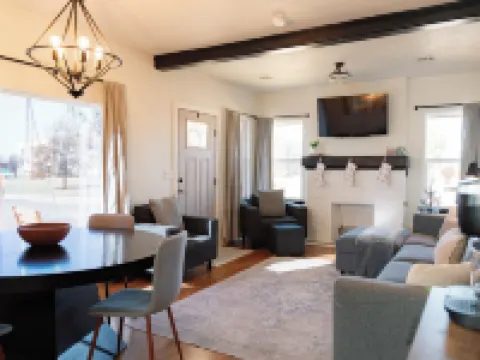 Charming 3-bedroom cottage with WiFi and AC in delightful downtown Guthrie Hoteles en Guthrie