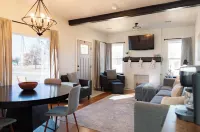 Charming 3-bedroom cottage with WiFi and AC in delightful downtown Guthrie Hotels in Guthrie