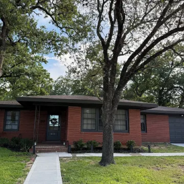 Walking Distance to Campus 3/2, newly renovated and professionally decorated!