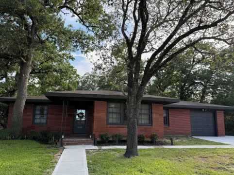 Walking Distance to Campus 3/2, newly renovated and professionally decorated!