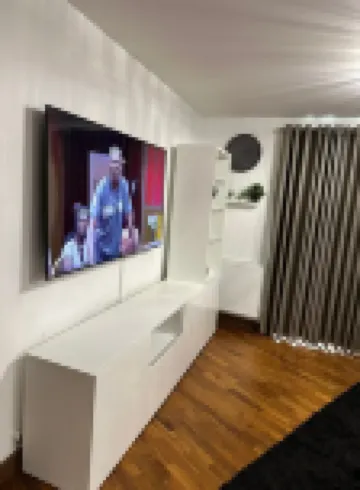 Cosy 2 Bedroom Apartments with Balcony by train station and town centre.