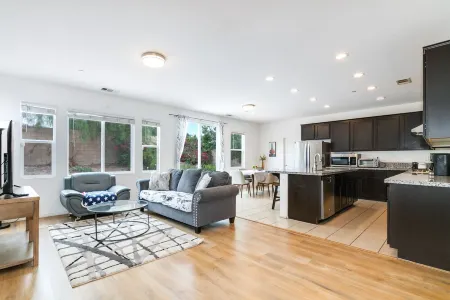 Cheerful 4 bedroom 3 bathroom house in Chino Hills Отели в г. Чино