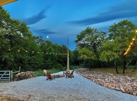 Little White Barn - Private 20 Acre Escape w/ Pond