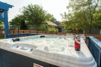 Hot Tub, Smart TVs, Spacious 5bedroom house in charming Bolingbrook with WiFi,AC