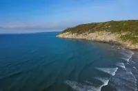 Beachside Apartment with Stunning Sea Views (only a few steps from the beach