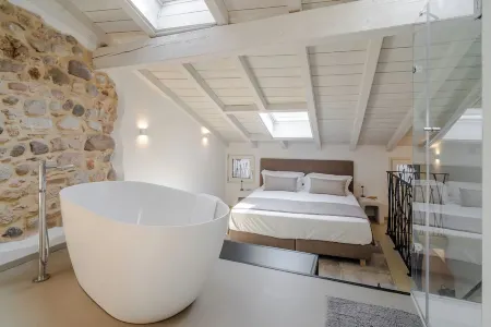 In the heart of the old town in Torri del Benaco 50 mt from the water.