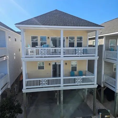 Coastal Comfort: 4-bedroom house with pool and sound access, 3 min walk to beach
