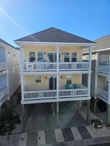 Coastal Comfort: 4-bedroom house with pool and sound access, 3 min walk to beach