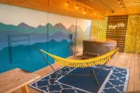 Sky High Retreat - Epic Views, Hot Tub, King Suites, Game Loft, Pet-Friendly