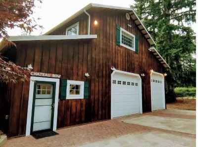 Modern Barn Retreat with Private Taproom & Forest Views Hôtels à proximité de : Skagit Valley