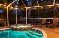 Comfy Coastal! 2 BR, pet friendly, caged pool, fenced yard. Quiet safe Bradenton - สระว่ายน้ำส่วนตัว