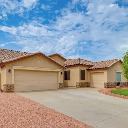 4 Mi to Riparian Preserve: Mesa Abode w/ Hot Tub