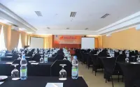 Le Semar Hotel Serang Отели в г. Curug