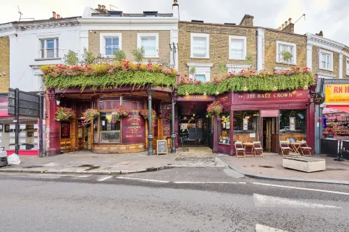 ذا كراونت بب آند جيست هاوس