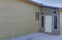 5th St Hospitality  King bd, close to hospital, downtown and driveway parking.