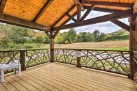 Near Hiking + Wineries! Newland Retreat w/ Creek - 3성급