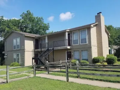 Lovely 2 bedroom in Midlothian, 3 minutes from downtown. Crescent Yoga Studio & Boutique附近的飯店