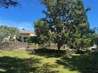 Spacious Villa with Large Air-Conditioned Pool Courtyard Electric Gate Hotels in Sorgues