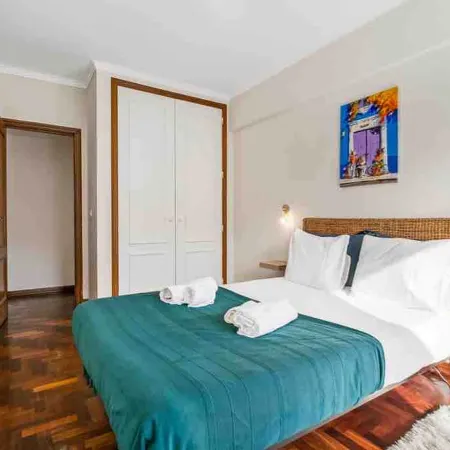 Bright Flat by Carcavelos Beach With Fast Wi-fi