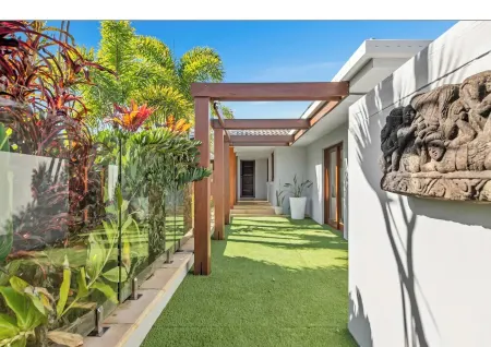 Stunning Waterfront Home with Heated Pool Отели рядом с достопримечательностью «Библиотека Бродбич»