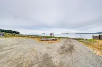 Waterfront Home with Dock and Hot Tub in Oak Harbor! Hotel a La Conner