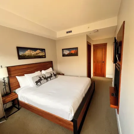 Relaxing Mountain Retreat, Corner Views, Sleeps 8