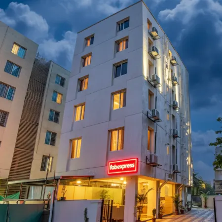 FabHotel Marvel Bliss Отели рядом с достопримечательностью «Торговый центр Inorbit»