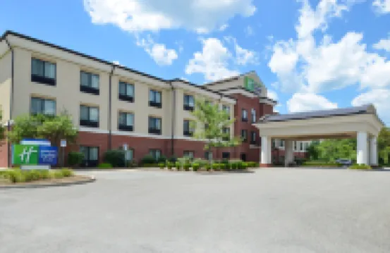Holiday Inn Express & Suites FAIRMONT by IHG