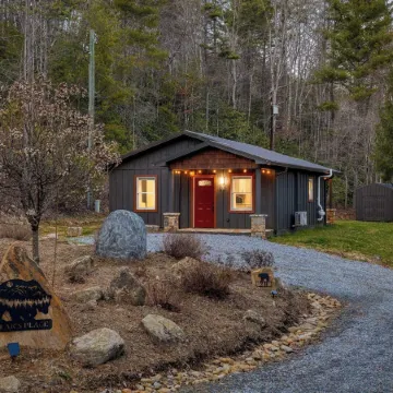 Bears Place by Avantstay Cozy Mountain Cabin in Brevard + Firepit