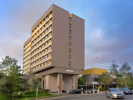 Hotel Ilf Отели рядом с достопримечательностью «Кафедральный собор Святых Кирилла и Мефодия»