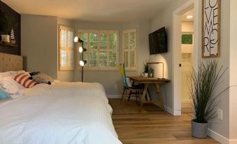 New Cozy Studio 2 Queen Beds, Kitchen Walk to Water