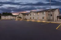 Quality Inn & Suites Howe - Sturgis - parking